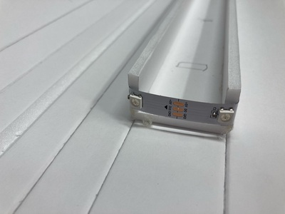 2 LEDs on wing tips